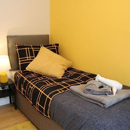 Elegant Room In Stylish House Milton Keynes Exterior foto