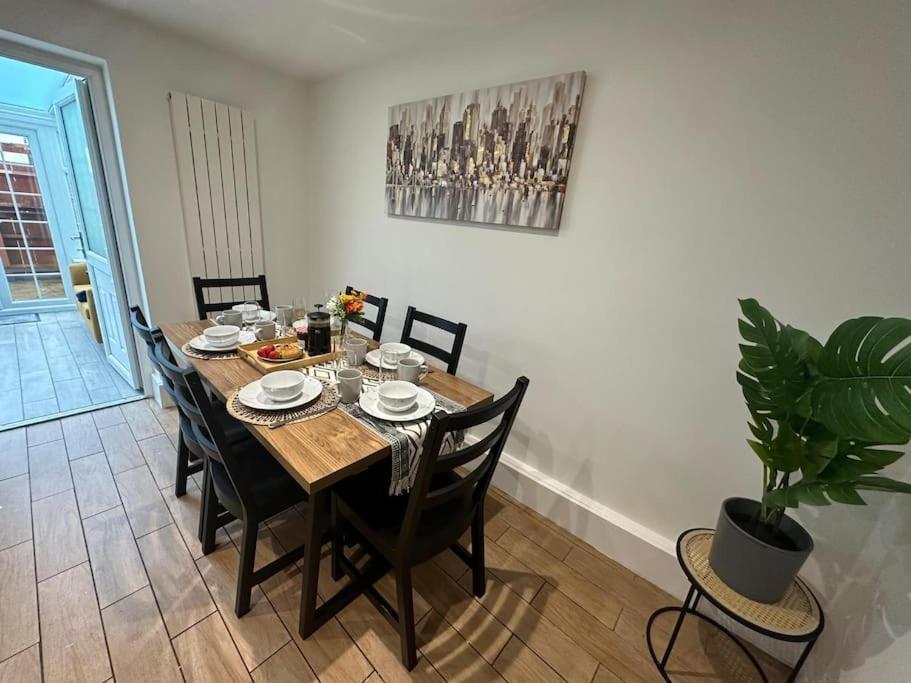 Elegant Room In Stylish House Milton Keynes Exterior foto